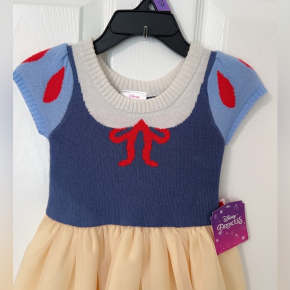Disney Princess Snow White Cosplay
Dress. - Picture 8 of 10